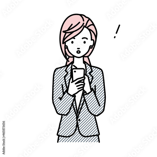 立ってスマートフォンを操作して何かに気づいて驚いたスーツの女性