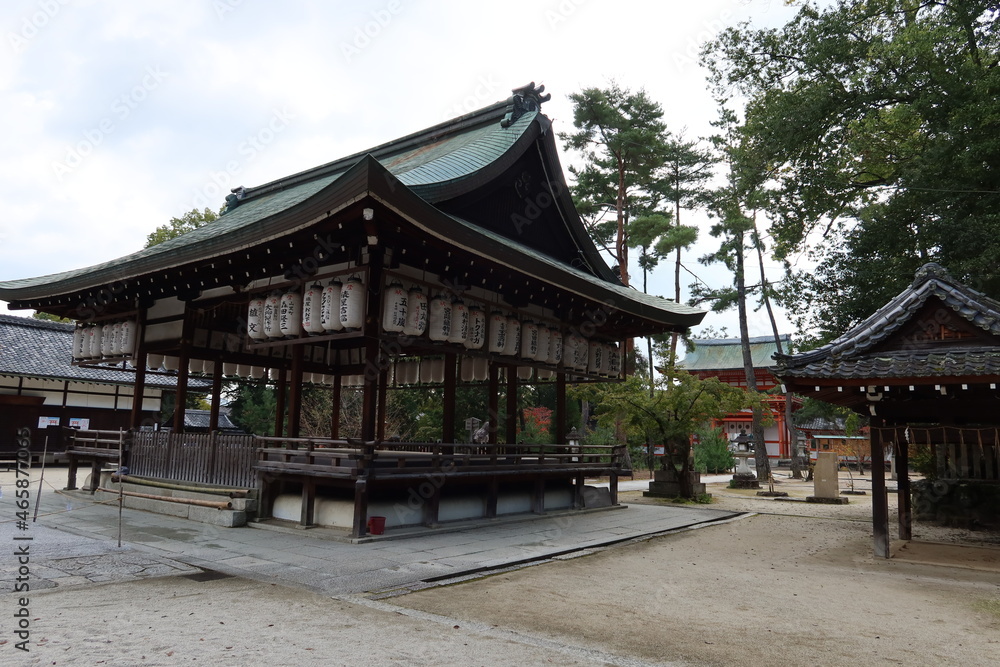 Fototapeta premium Temples and Shrines in Kyoto in Japan 日本の京都にある神社仏閣 : Hai-den Hall and Ro-mon Gate viewed from Hon-sha Main Hall in the precincts of Imamiya-jinja Shrine今宮神社の境内にある本社から眺めた拝殿と楼門