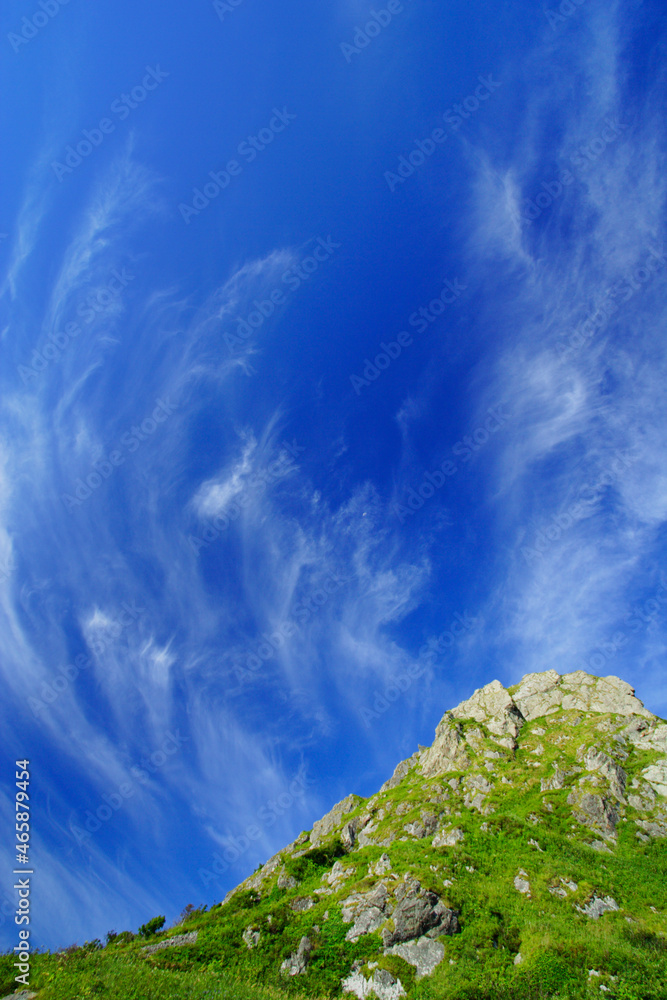岩峰とすじ雲, 枝幸町,北海道 岩峰とすじ雲, 枝幸町,北海道
