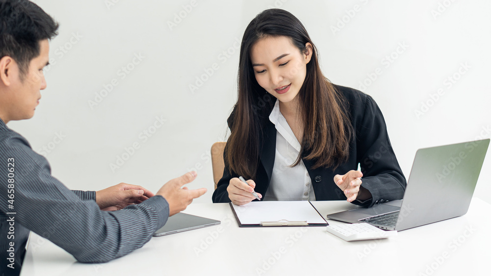 Two businessmen and women discuss working together in the office. with laptops meeting in a coffee shop The two smiled happily and confidently. Collaborate with a smile on their faces at the office. Two businessmen and women discuss working together in the office. with laptops meeting in a coffee shop The two smiled happily and confidently. Collaborate with a smile on their faces at the office.