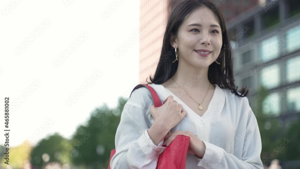 オフィス街を歩くビジネスウーマン