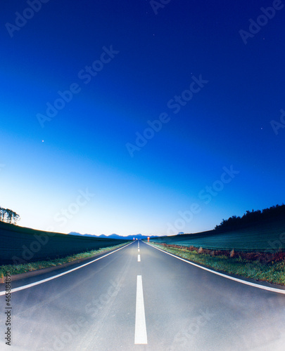 黎明の道路のライトアップと十勝連峰と小麦などの畑, 美瑛町,上川郡,北海道