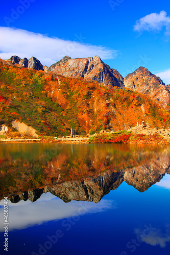 紅葉の八方池と白馬連峰の不帰嶮の水鏡, 白馬村,北安曇郡,長野県