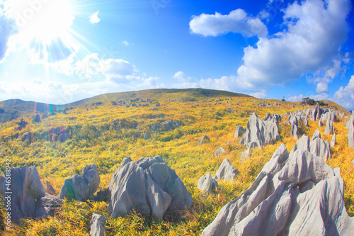 カルスト台地の石灰岩と太陽の光芒, 日本,美祢市,山口県