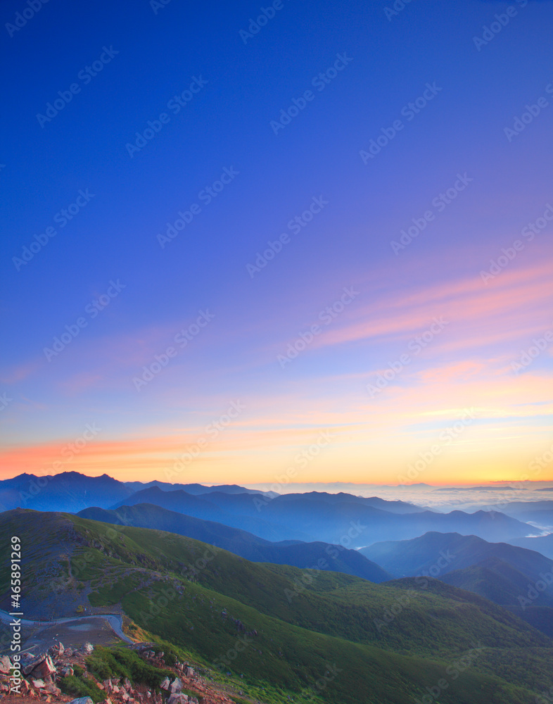 富士見岳から望む穂高連峰などの山並みと朝焼け, 日本,長野県,松本市 富士見岳から望む穂高連峰などの山並みと朝焼け, 日本,長野県,松本市