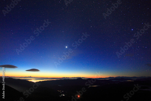 富士見岳から望む八ケ岳などの山並みと黎明の星空, 日本,長野県,松本市