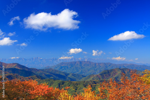 鹿島槍ヶ岳と白馬連峰など北アルプスの山並みと紅葉の樹林, 日本,長野県,小県郡,青木村 photo