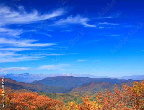 鹿島槍ヶ岳など北アルプスの山並みと秋空と紅葉の樹林, 日本,長野県,小県郡,青木村