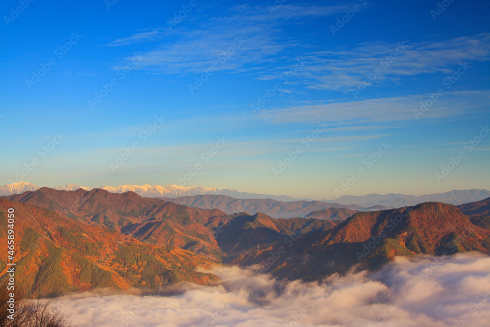 朝の雲海と白馬連峰など紅葉の山並み, 日本,長野県,上田市 朝の雲海と白馬連峰など紅葉の山並み, 日本,長野県,上田市