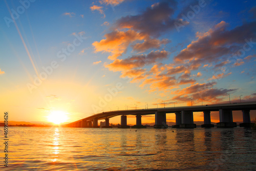 Wallpaper Mural 朝日と琵琶湖大橋と琵琶湖, 大津市,滋賀県 Torontodigital.ca