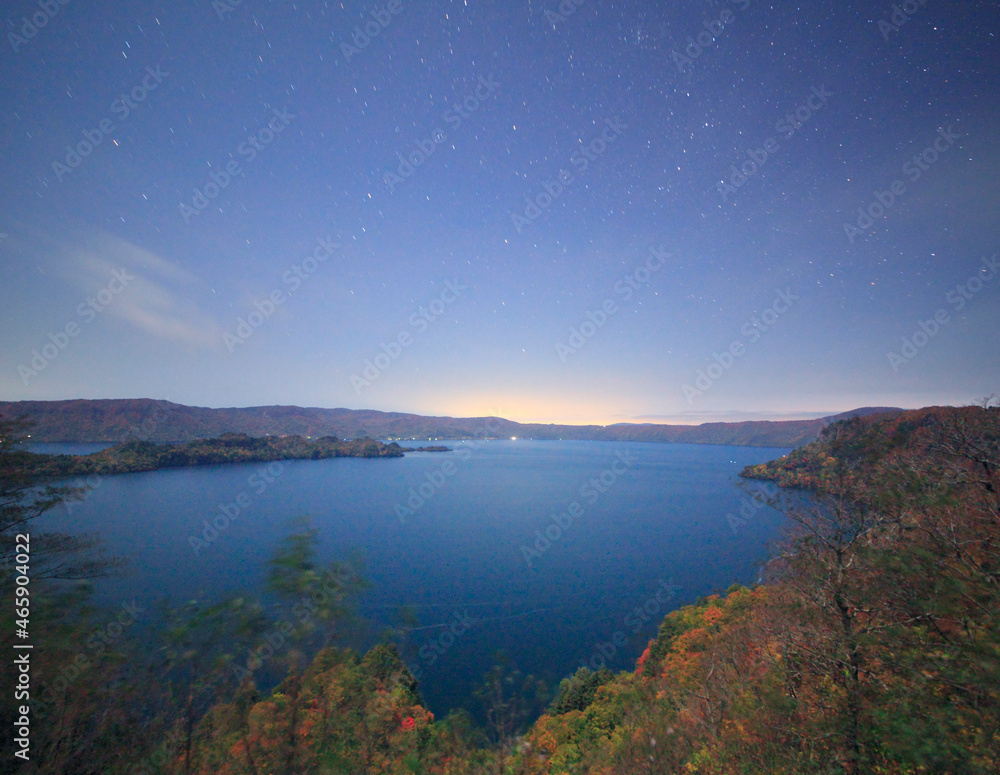 敢湖台から望む月夜の十和田湖と星空, 日本,青森県,十和田市 敢湖台から望む月夜の十和田湖と星空, 日本,青森県,十和田市