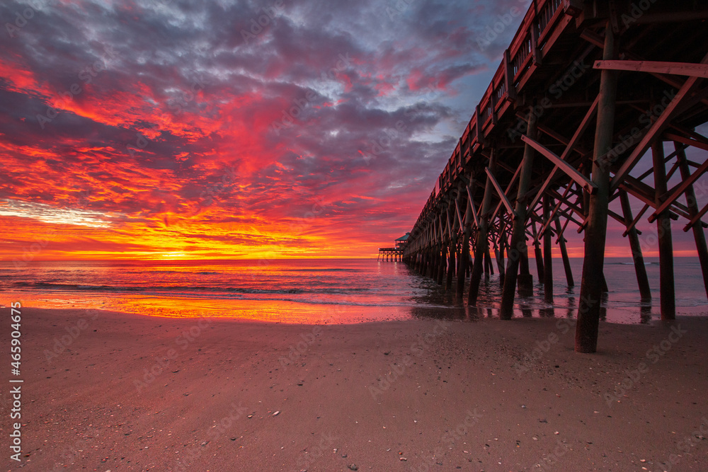 Fototapeta premium fiery sunrise at the beach pier
