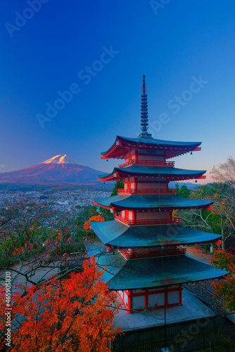 新倉山浅間神社の五重塔と朝の紅富士, 日本,山梨県,富士吉田市