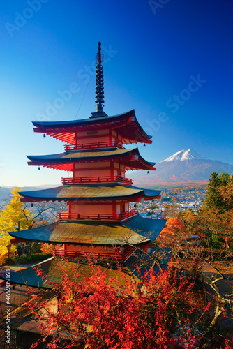 新倉山浅間神社の五重塔と朝の富士山, 日本,山梨県,富士吉田市