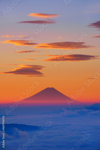 富士山と朝焼けの笠雲群と雲海, 日本,長野県,岡谷市
