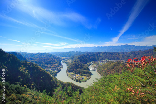湾曲する犀川と常念岳など北アルプスとウルシの紅葉とすじ雲, 日本,長野県,東筑摩郡,生坂村