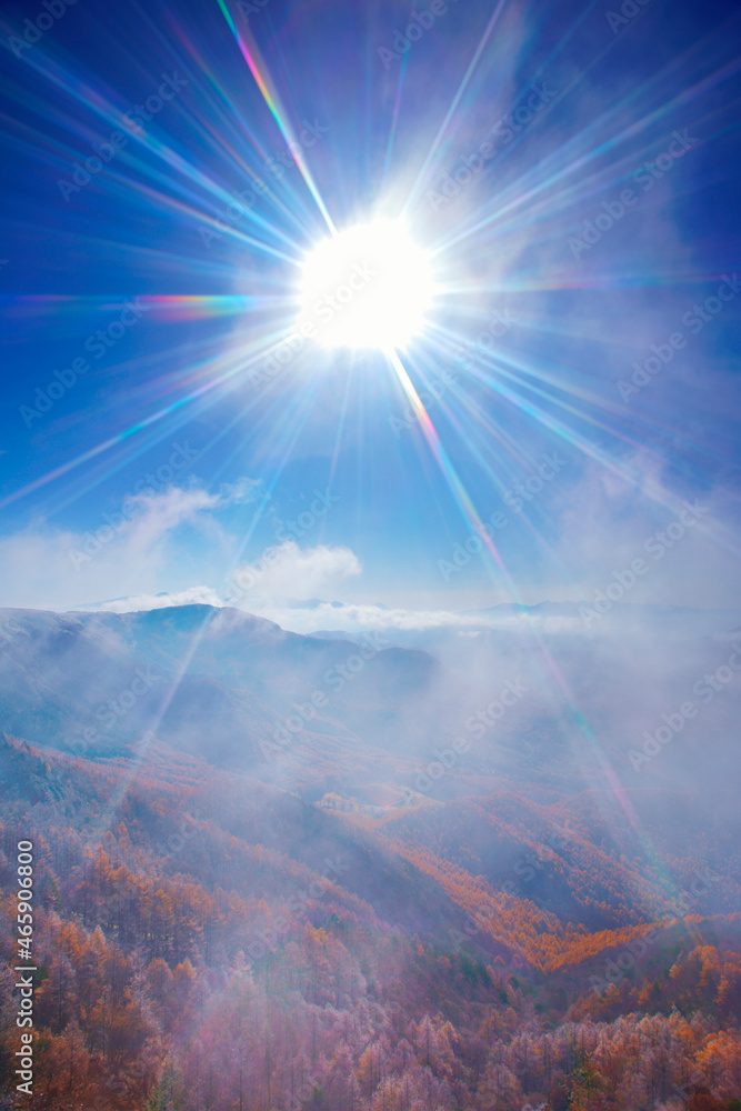 太陽と湧き立つ雲と紅葉のカラマツ林と富士山などの山並み, 日本,長野県,松本市 太陽と湧き立つ雲と紅葉のカラマツ林と富士山などの山並み, 日本,長野県,松本市