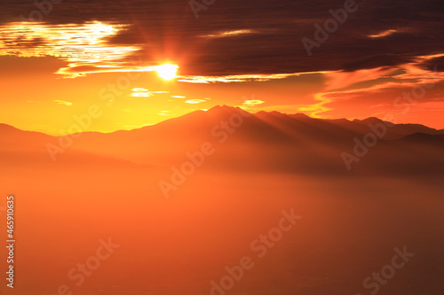 Wallpaper Mural 乗鞍岳と夕日の漏れ日, 日本,長野県,上田市 Torontodigital.ca