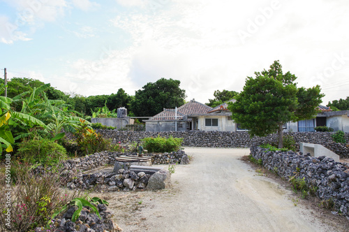 赤瓦と石垣が特徴的な竹富島の住居