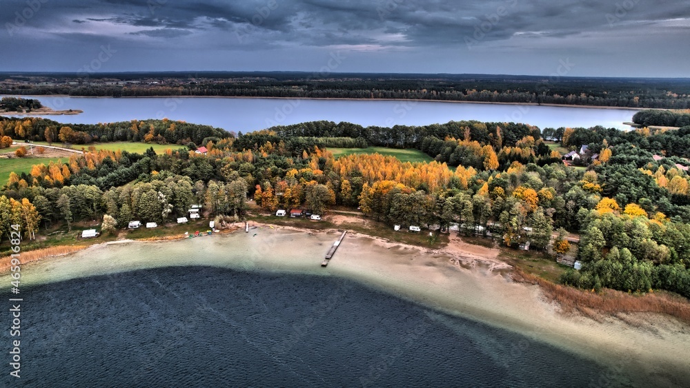Obraz na płótnie Jesień na Mazurach z drona, jezioro Świętajno Warchały w salonie
