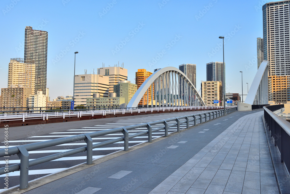 Fototapeta premium 環状二号線の隅田川に架かる築地大橋