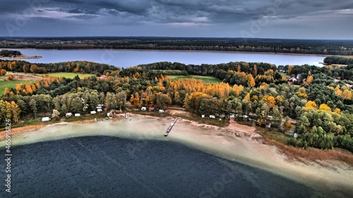 Jesień na Mazurach z drona, jezioro Świętajno Warchały © Travel Spot 