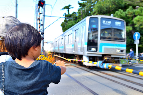 相模線踏切で電車に手を振る男の子 photo