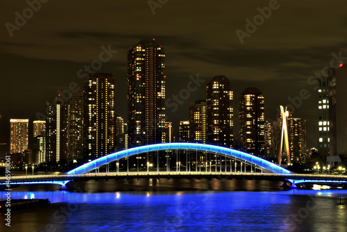 青色に輝く隅田川の永代橋