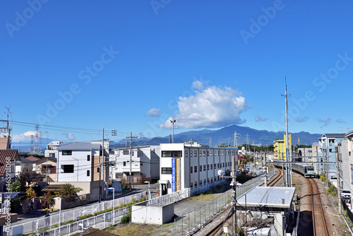 JR寒川駅から見る大山にかかる雲と富士山