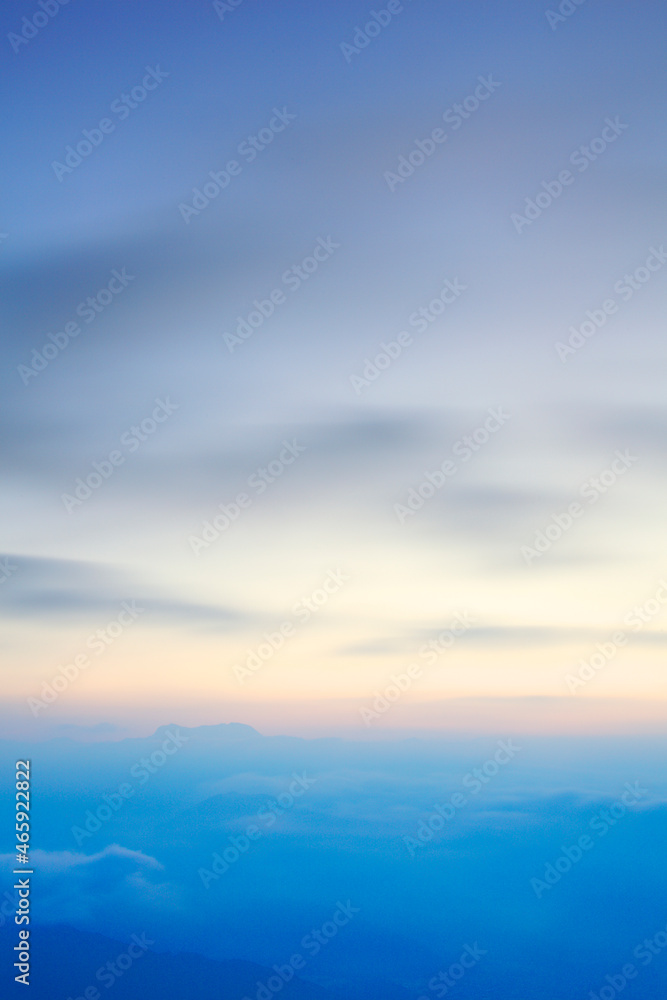 黎明の流れる雲と高妻山, 白馬村,長野県 黎明の流れる雲と高妻山, 白馬村,長野県