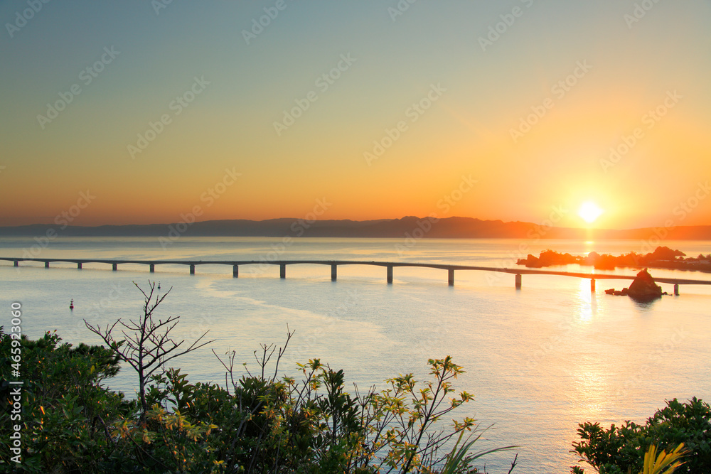 朝日と古宇利大橋と海, 今帰仁村,沖縄県 朝日と古宇利大橋と海, 今帰仁村,沖縄県
