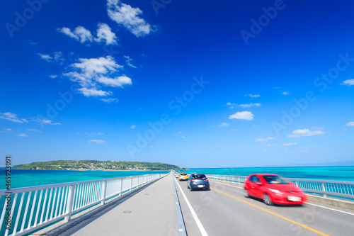 自動車と古宇利大橋と古宇利島, 名護市,沖縄県