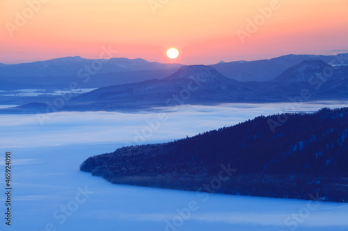美幌峠から望む屈斜路湖の朝霧の雲海と朝日, 美幌町,網走郡,北海道