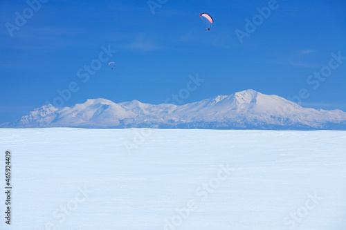 雪原と大雪山とモーターパラグライダー, 美瑛町,上川郡,北海道 photo