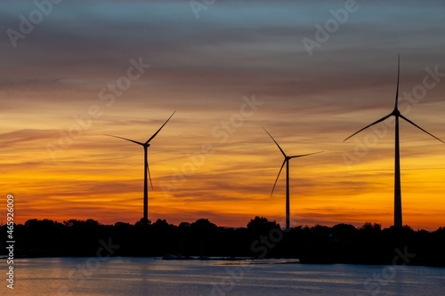 Sonnenuntergang an der Elbe  im Hintergrund Windr  der