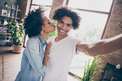 Photo portrait couple taking selfie girl kissing guy wearing casual clothes at home
