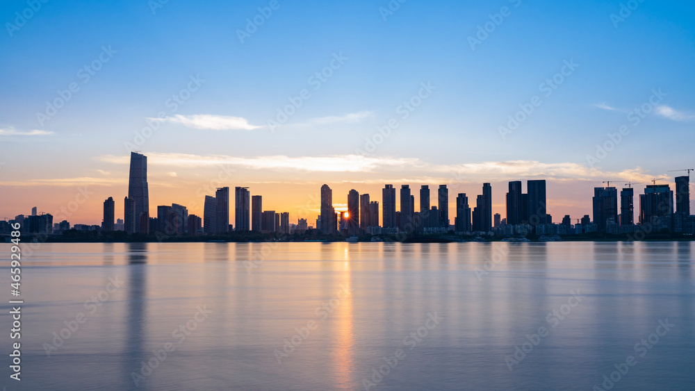 Obraz premium City skyline at sunset near the shoreside of Yangtze river of Wuhan