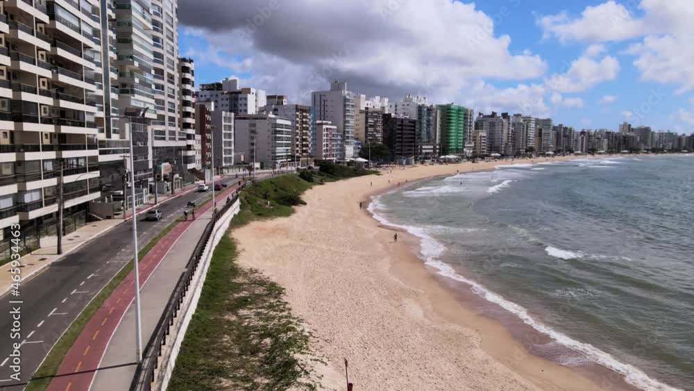 Imagens de drone da praia do Morro em Guarapari, uma manhã ensolarada na praia do Espírito Santo. Imagens de drone da praia do Morro em Guarapari, uma manhã ensolarada na praia do Espírito Santo.