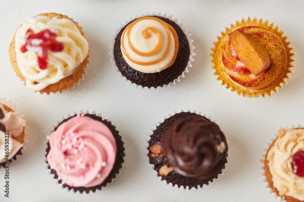 Auswahl verschiedener Cupcakes mit Deko von oben Auswahl verschiedener Cupcakes mit Deko von oben