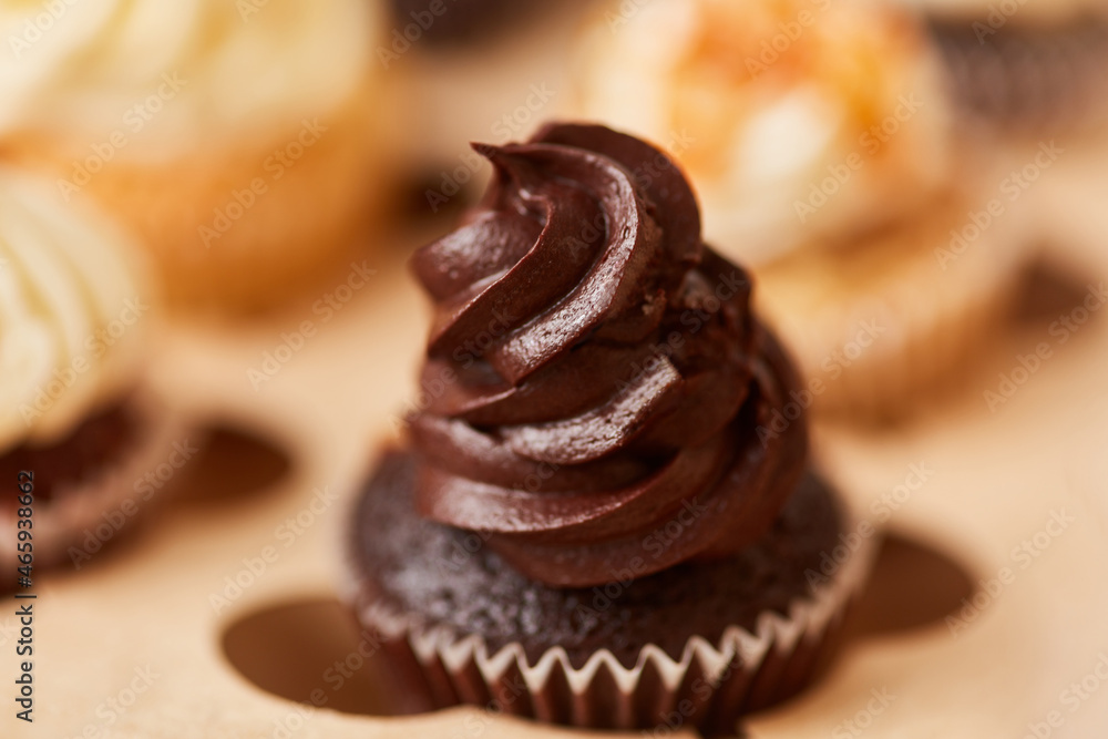 Kleiner brauner Cupcake mit Schokocreme als Dekoration Kleiner brauner Cupcake mit Schokocreme als Dekoration