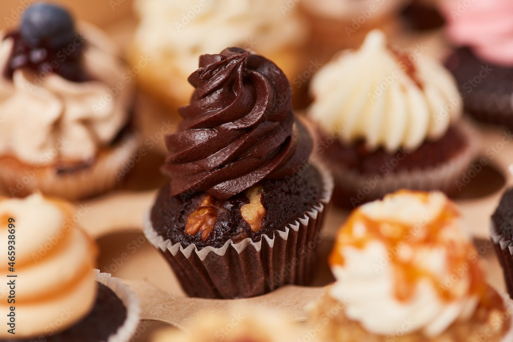 Cupcake mit Schokolade und Walnuss zwischen Cupcakes Stock Photo ...