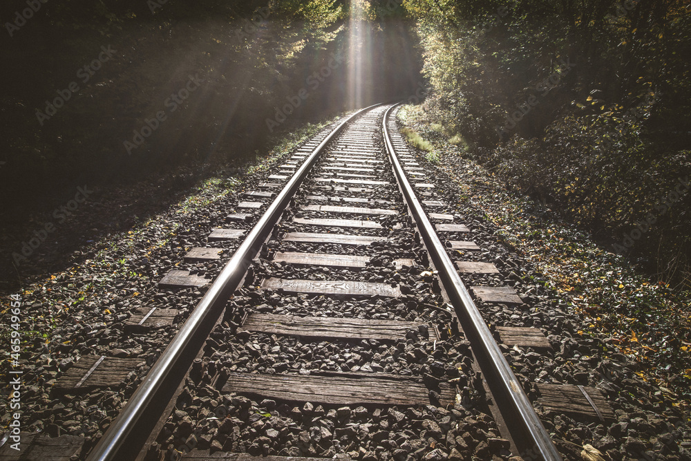 Obraz premium Railroad tracks in the fall.