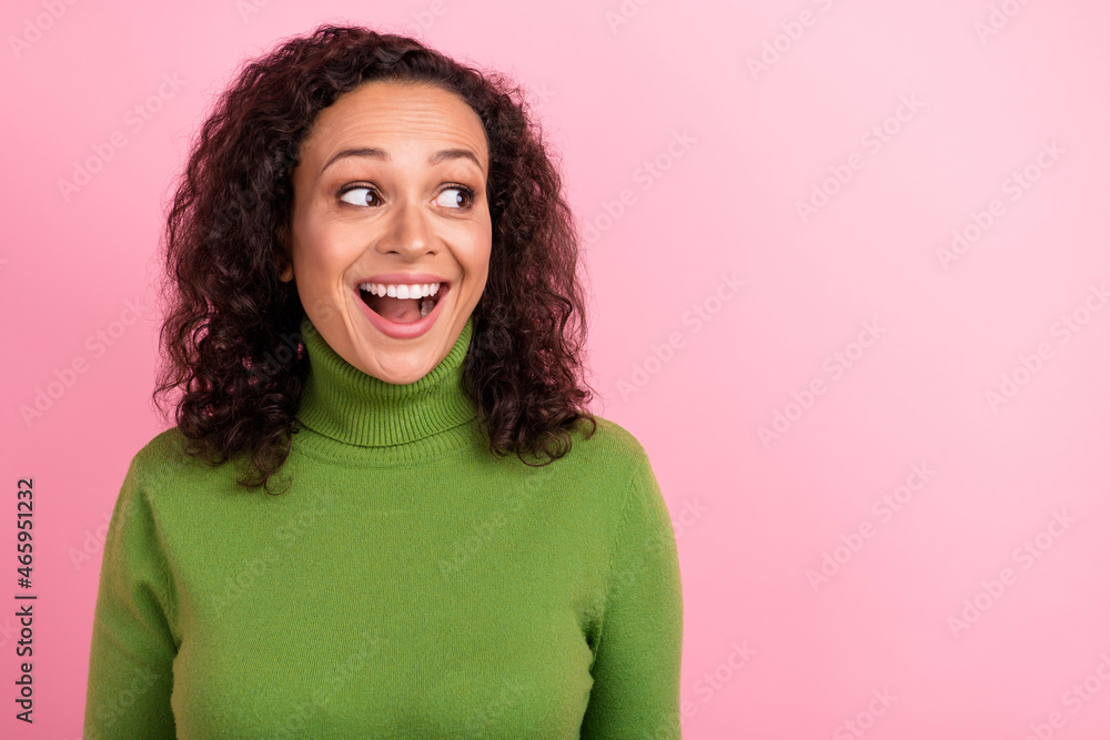 Photo of impressed funny african lady dressed green turtleneck smiling looking empty space isolated pink color background Photo of impressed funny african lady dressed green turtleneck smiling looking empty space isolated pink color background