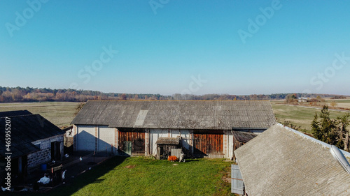 gospodarstwo rolne piękny krajobraz pole wieś polska przenica rolnik © Tymoteusz