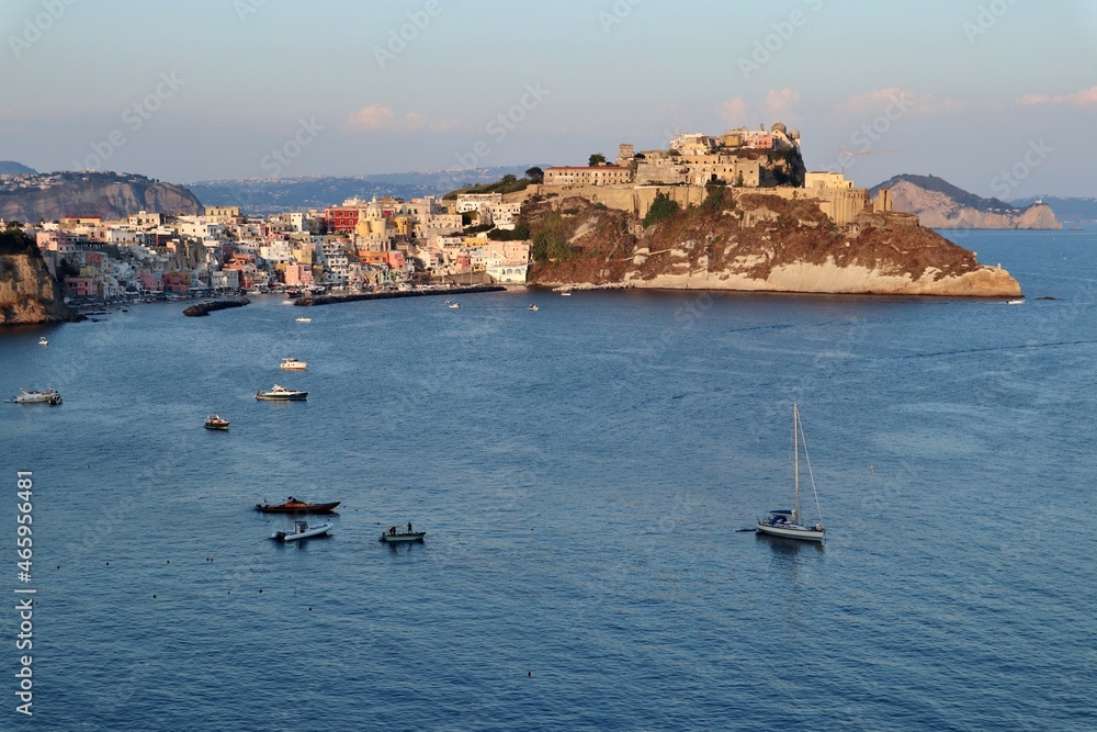 Procida – Barche nella Baia di Corricella dal Belvedere Elsa Morante al tramonto