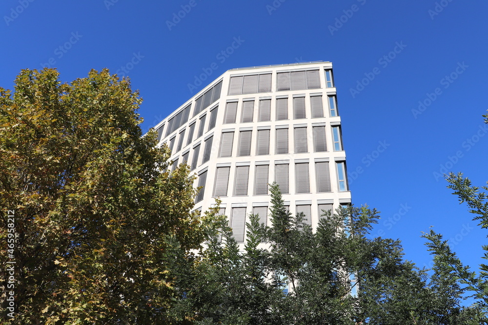 Immeuble de bureaux moderne dans la zone d'aménagement des Girondins, quartier de Gerland, ville de Lyon, departement du Rhone, France