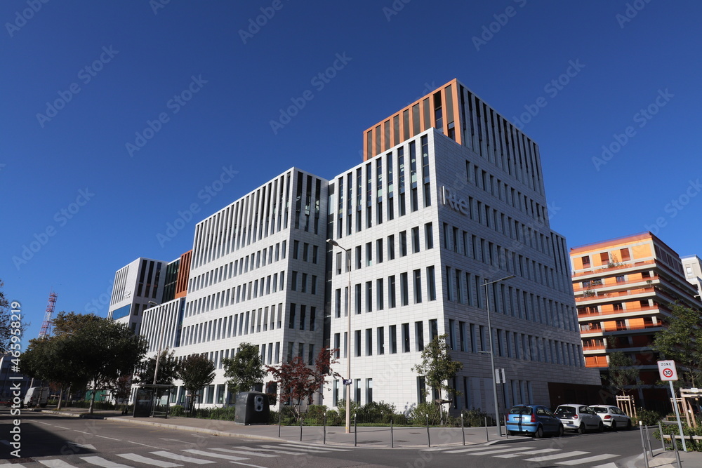 Immeuble de bureaux moderne dans la zone d'aménagement des Girondins, quartier de Gerland, ville de Lyon, departement du Rhone, France