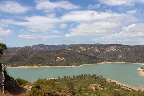 Pantano bajo de caudal debido a la sequía en Córdoba, Andalucía, España
