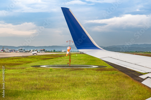 日本の空の旅　仙台空港タキシング中の機窓風景 photo