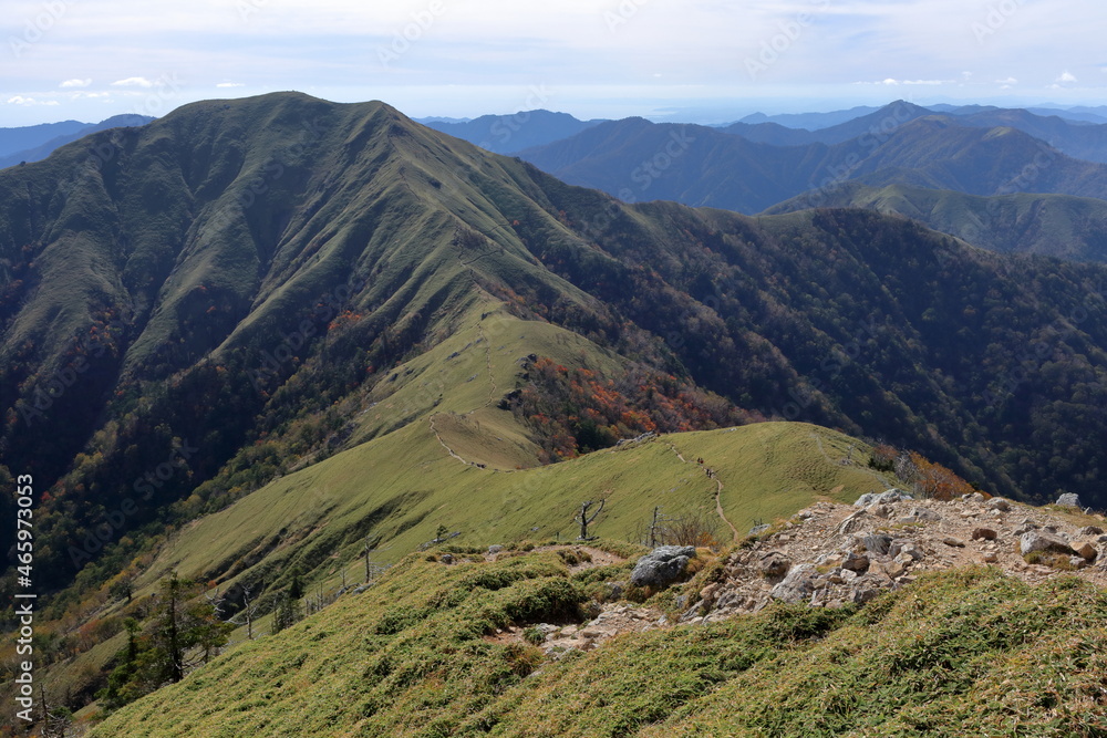 次郎笈 笹に覆われた美しい山 剣山山頂より (徳島県) 次郎笈 笹に覆われた美しい山 剣山山頂より (徳島県)